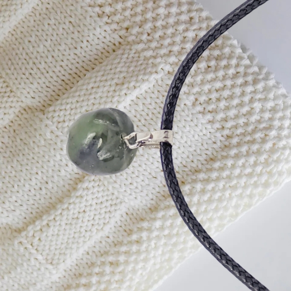 .👣4/$20 ~Tiny Green Apple Natural Stone Pendant with Leather Necklace - Picture 5 of 6